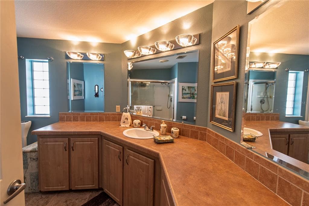35 EMDEN CIRCLE photo 12