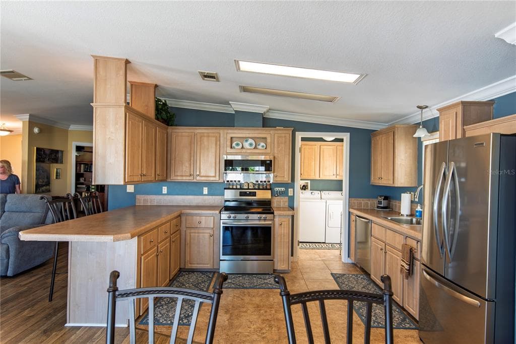 35 EMDEN CIRCLE photo 7