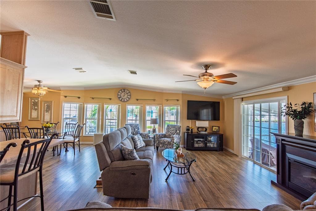 35 EMDEN CIRCLE photo 3