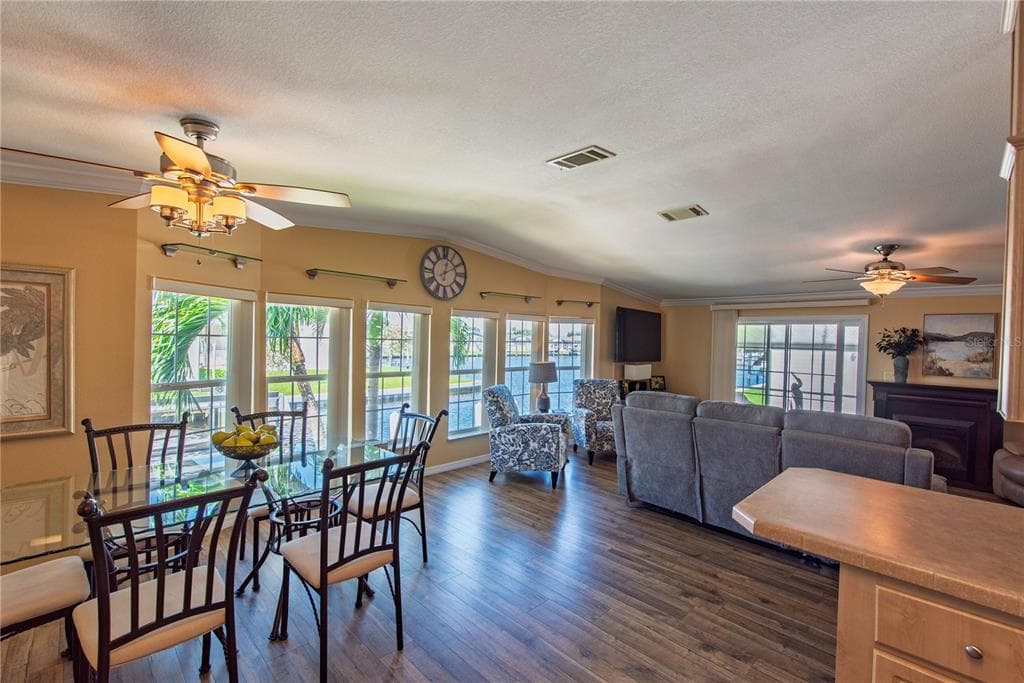 35 EMDEN CIRCLE photo 5