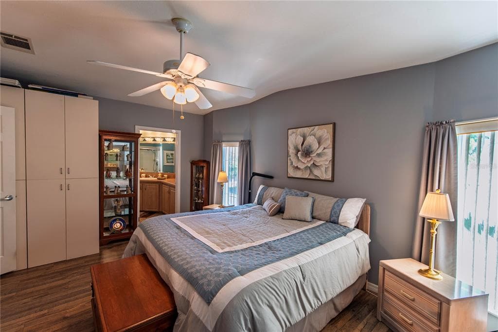 35 EMDEN CIRCLE photo 10