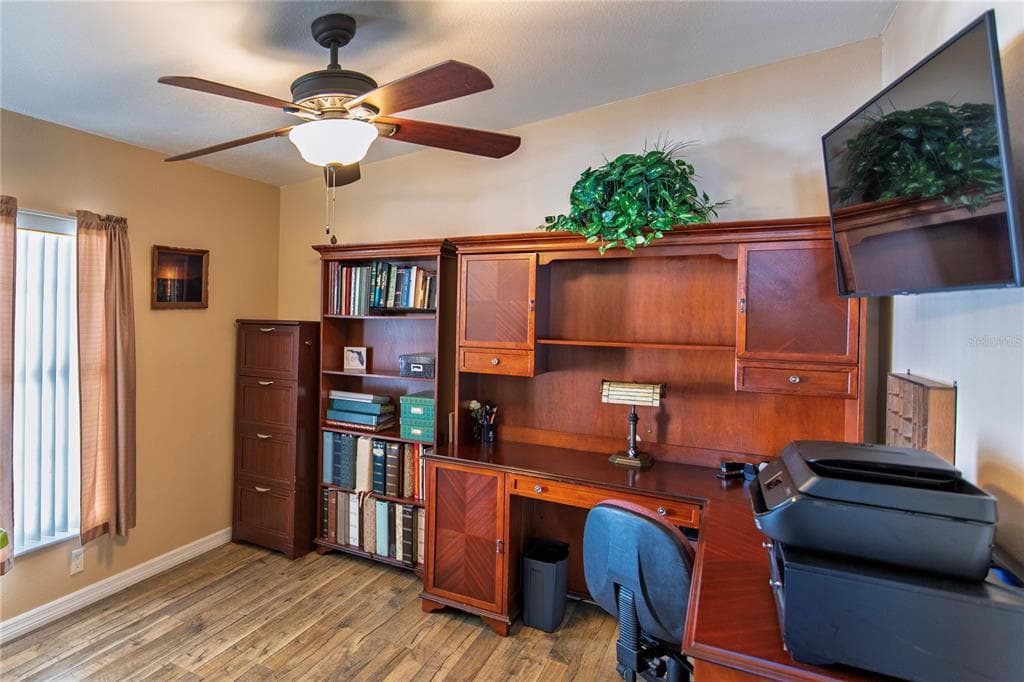 35 EMDEN CIRCLE photo 15
