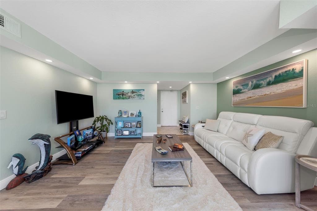 736 ISLAND WAY 601 photo 13
