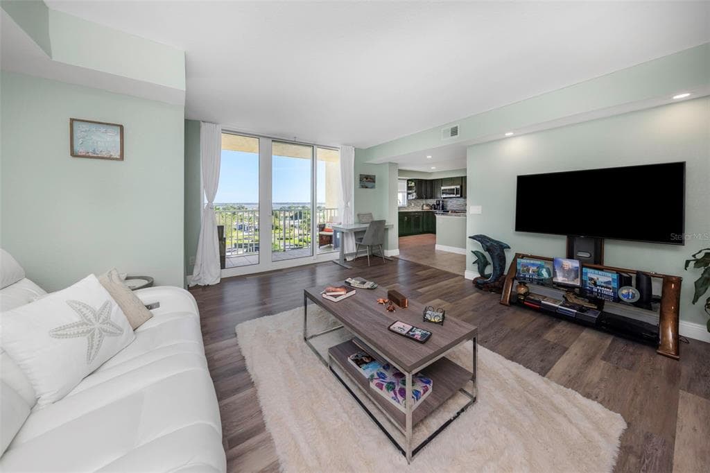 736 ISLAND WAY 601 photo 15