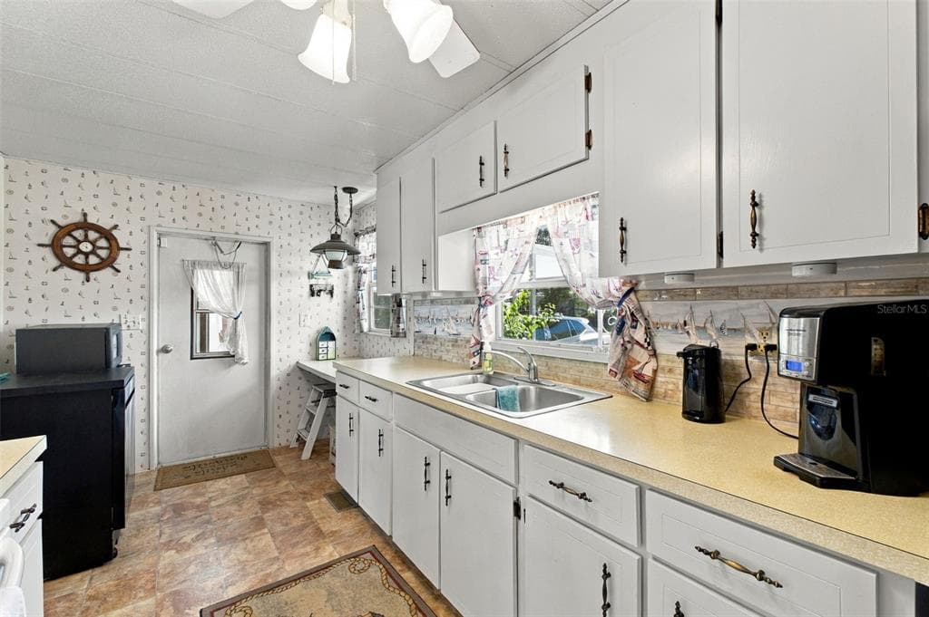 6439 THERESA AVENUE photo 8