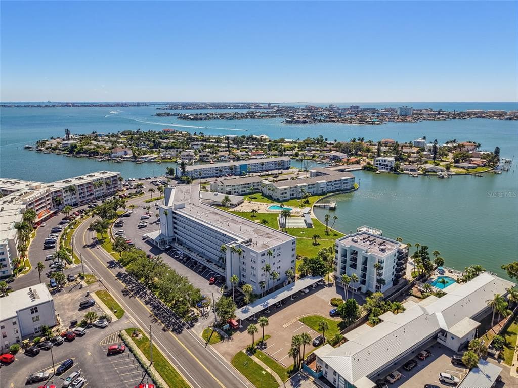1868 SHORE DRIVE S 511 photo 2
