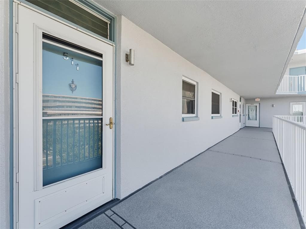1868 SHORE DRIVE S 511 photo 6