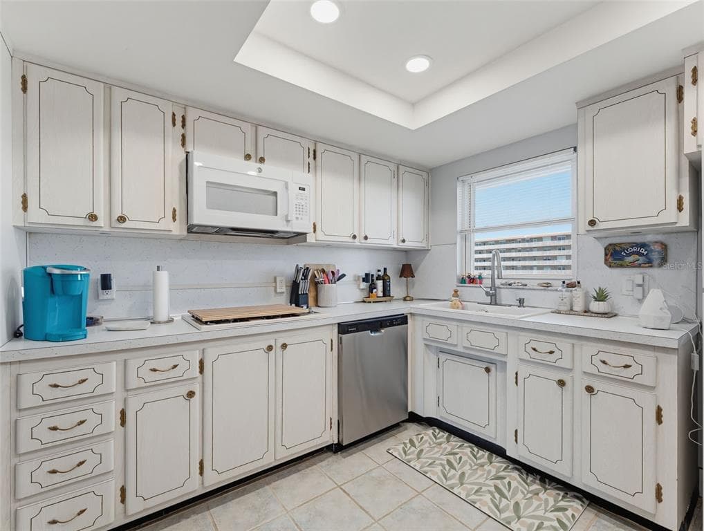 1868 SHORE DRIVE S 511 photo 13