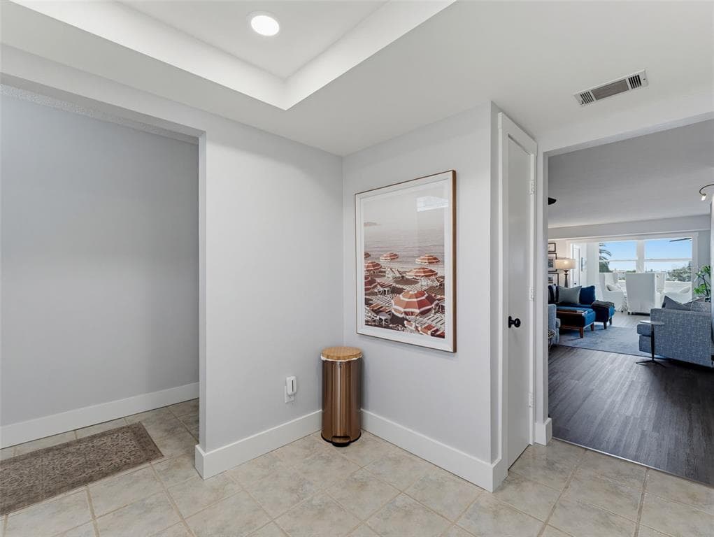 1868 SHORE DRIVE S 511 photo 17