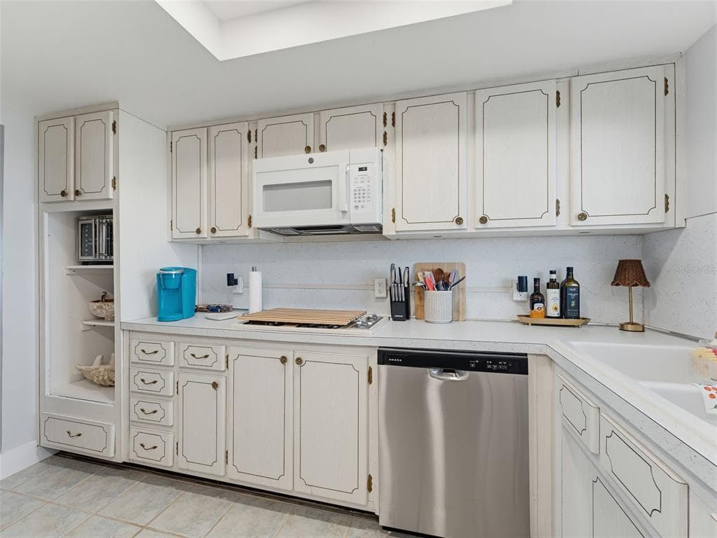 1868 SHORE DRIVE S 511 photo 16