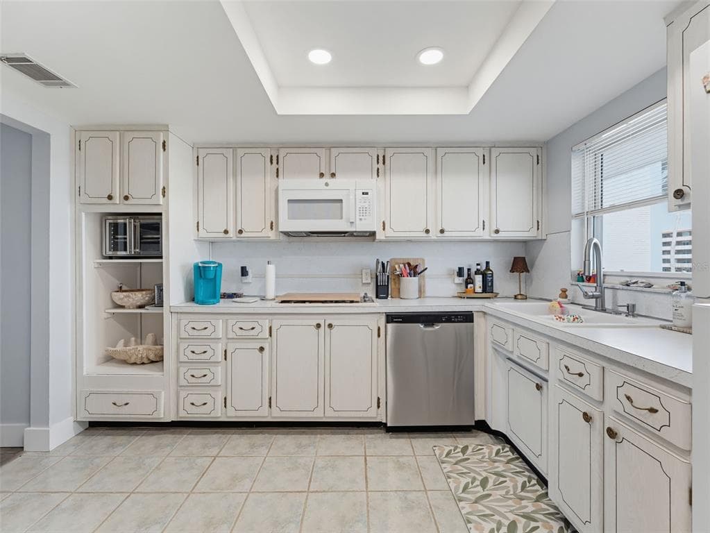 1868 SHORE DRIVE S 511 photo 12