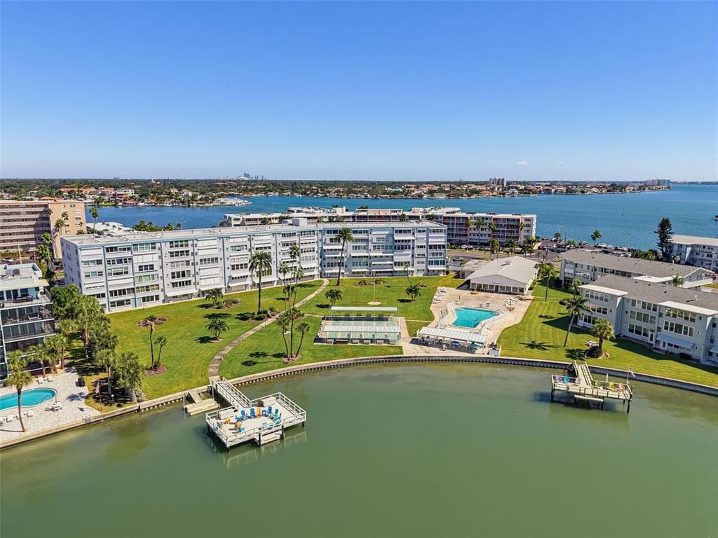 1868 SHORE DRIVE S 511 photo 3