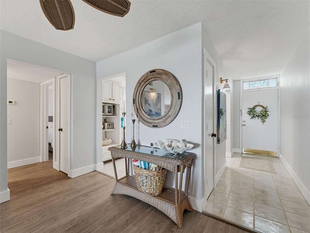 1868 SHORE DRIVE S 511 photo 9