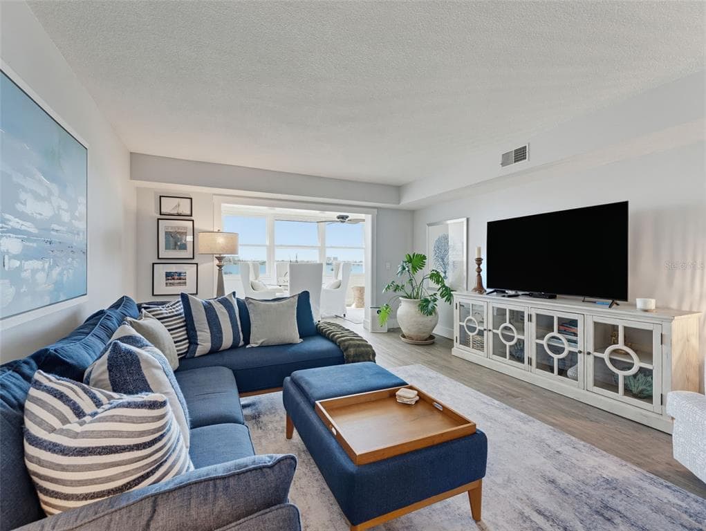 1868 SHORE DRIVE S 511 photo 24