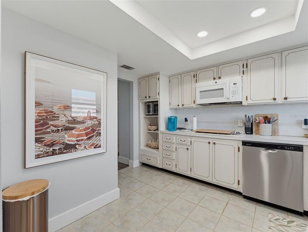 1868 SHORE DRIVE S 511 photo 15