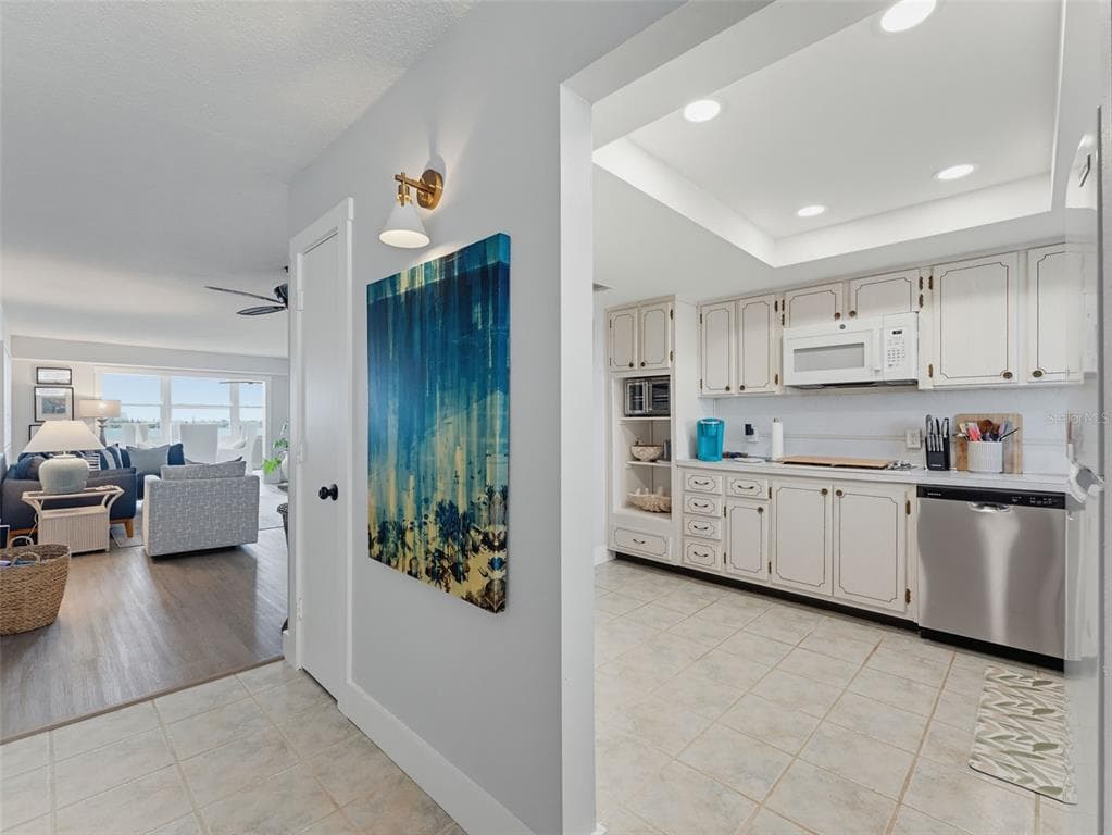 1868 SHORE DRIVE S 511 photo 11