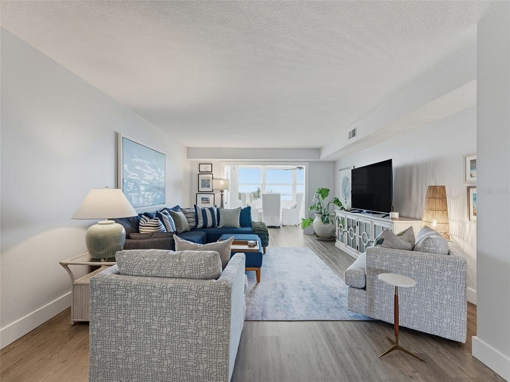 1868 SHORE DRIVE S 511 photo 19