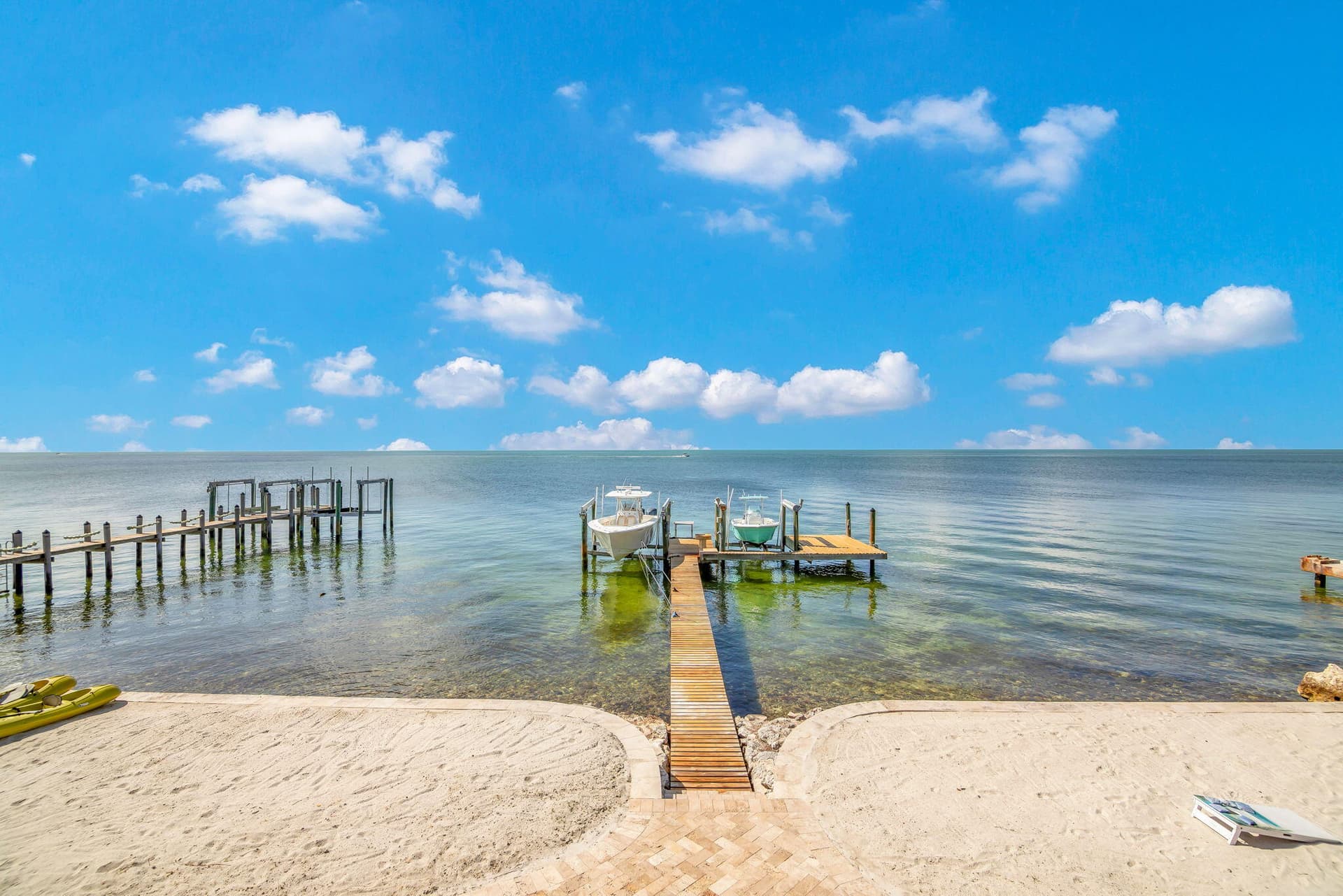 8070 Gulfstream Boulevard photo 2