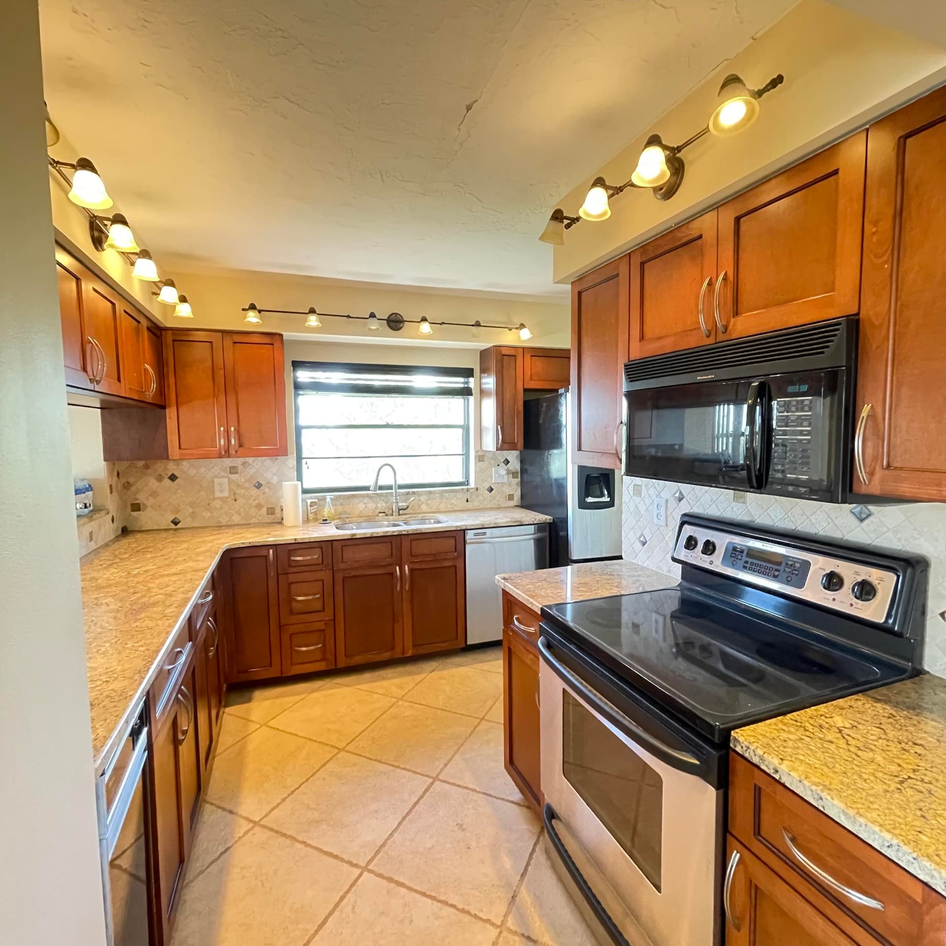 1540 Riverside Drive 14 photo 11