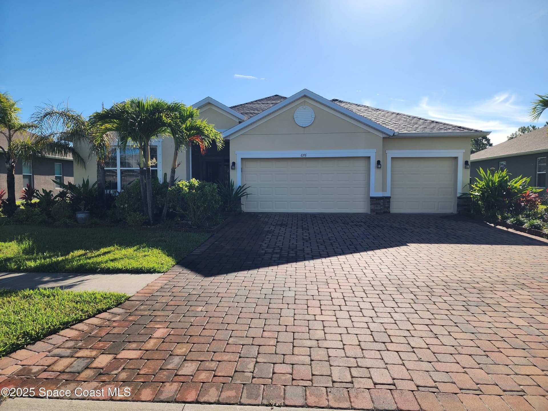 676 Stonebriar Drive SE photo 1