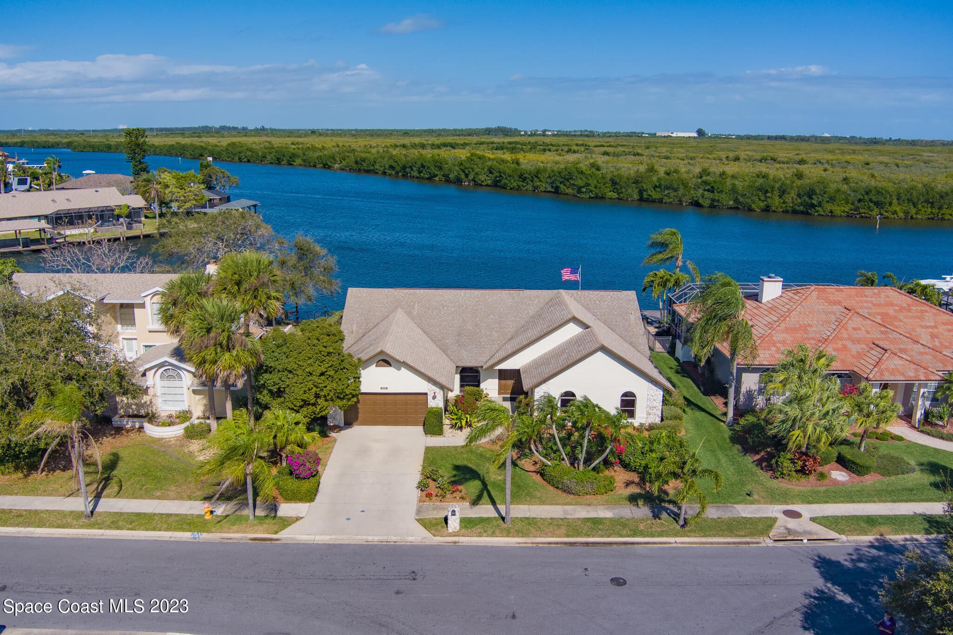 2100 Leeward Lane photo 2