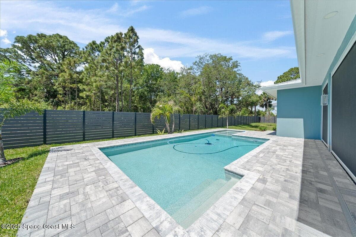 5302 Riveredge Drive photo 2