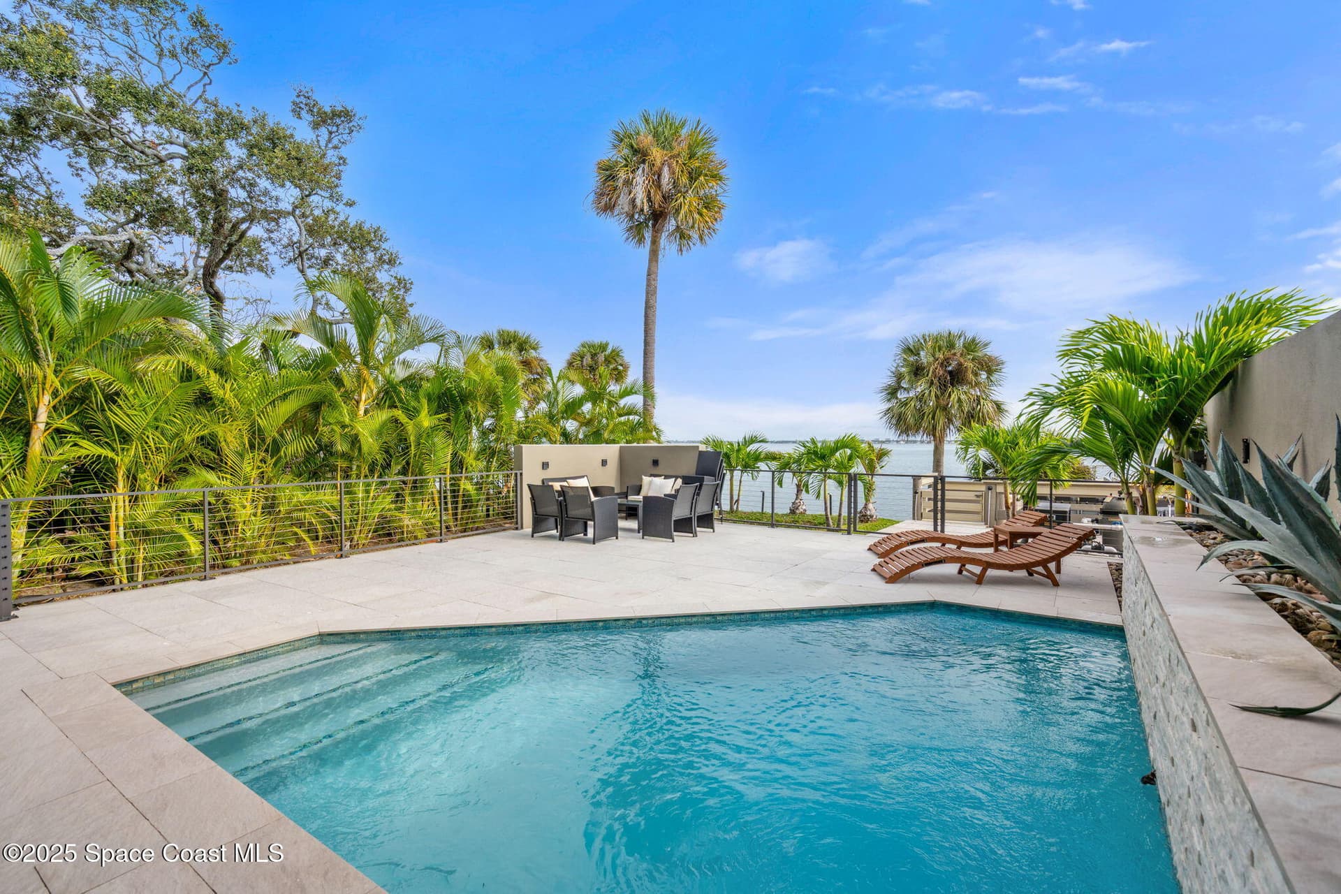 1807 Riverview Drive photo 2