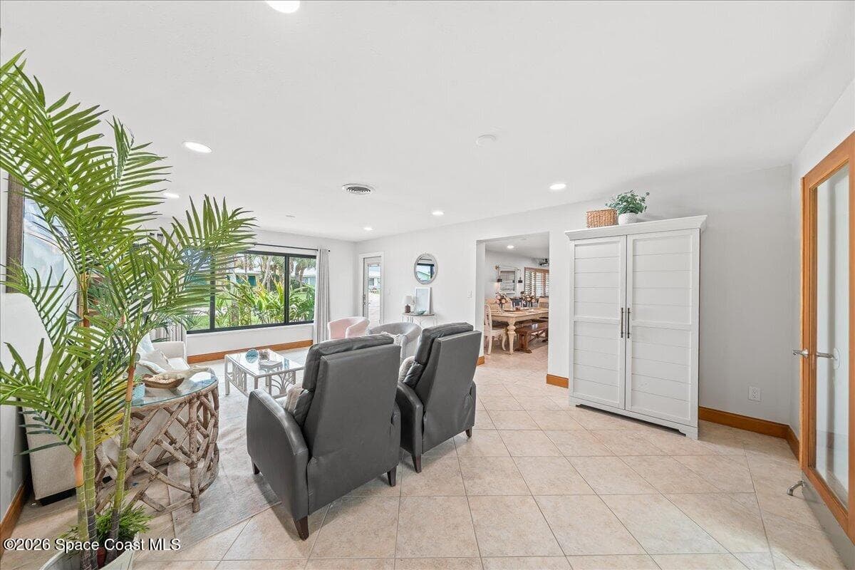 655 Kenwood Court photo 11
