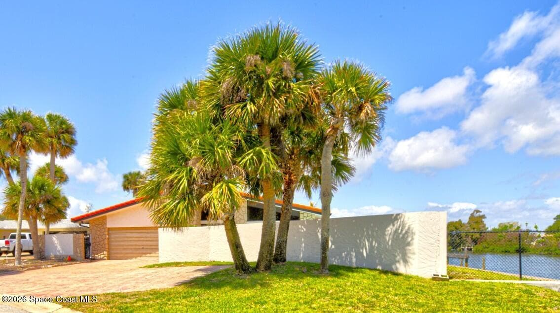 200 Rose Drive photo 1