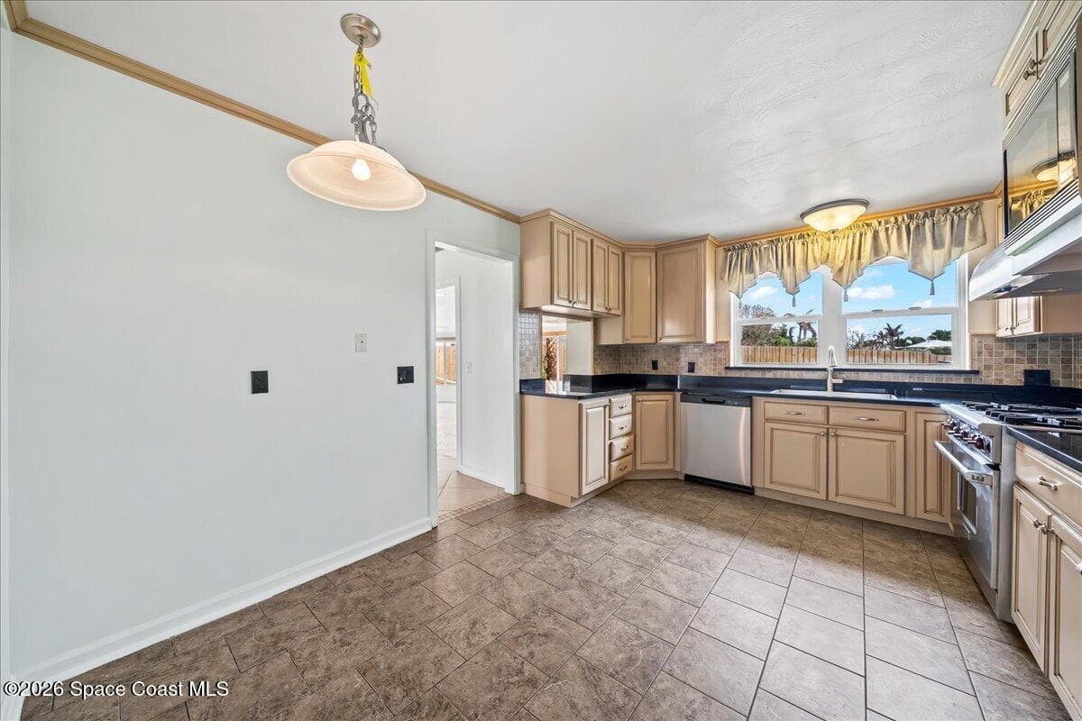 1610 E Central Avenue photo 17