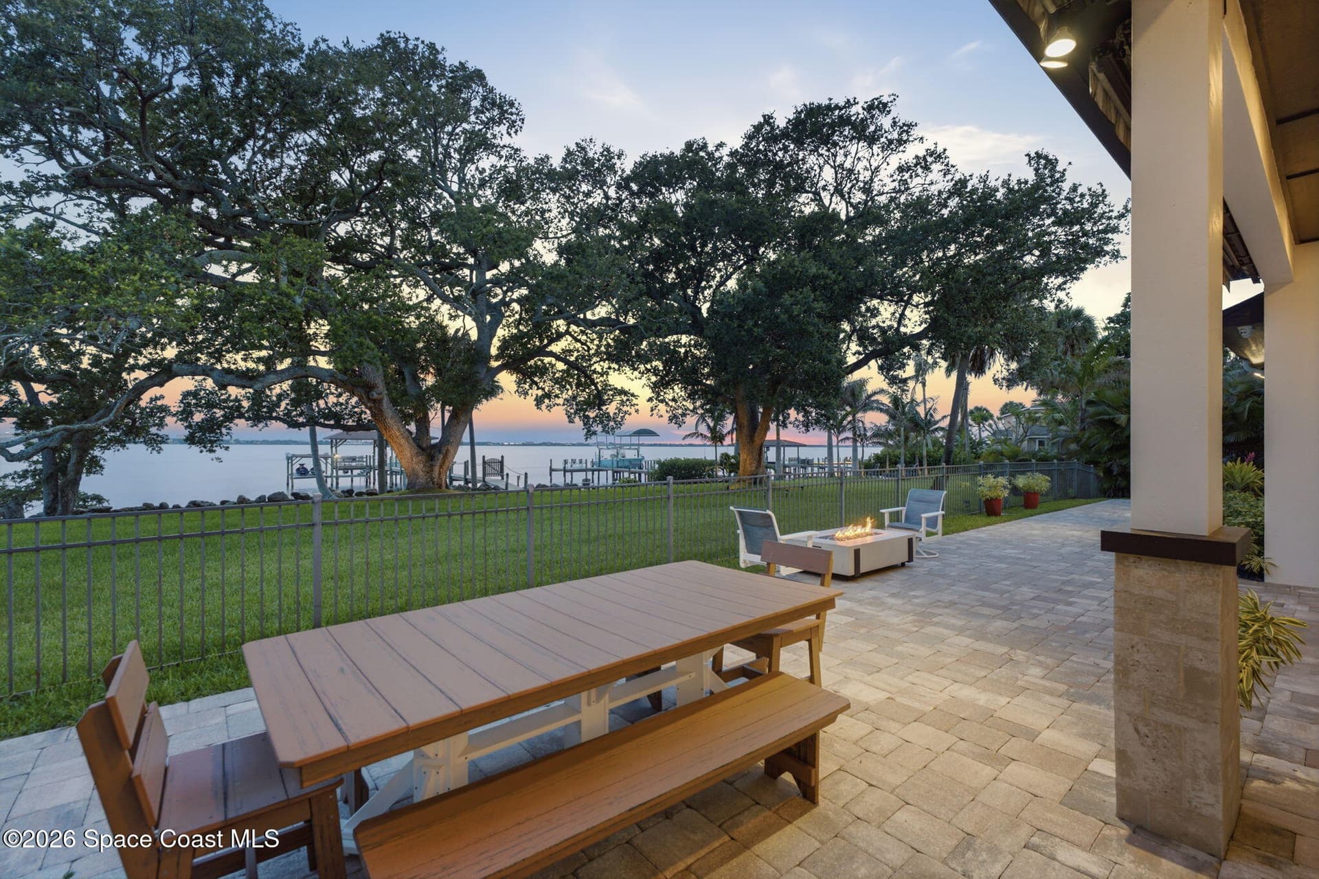 510 N Riverside Drive photo 8
