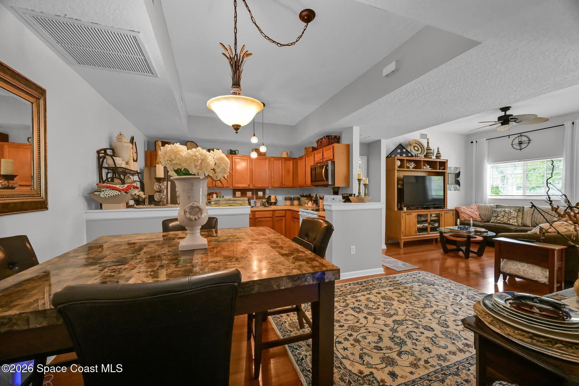 568 7th Square 101 photo 10