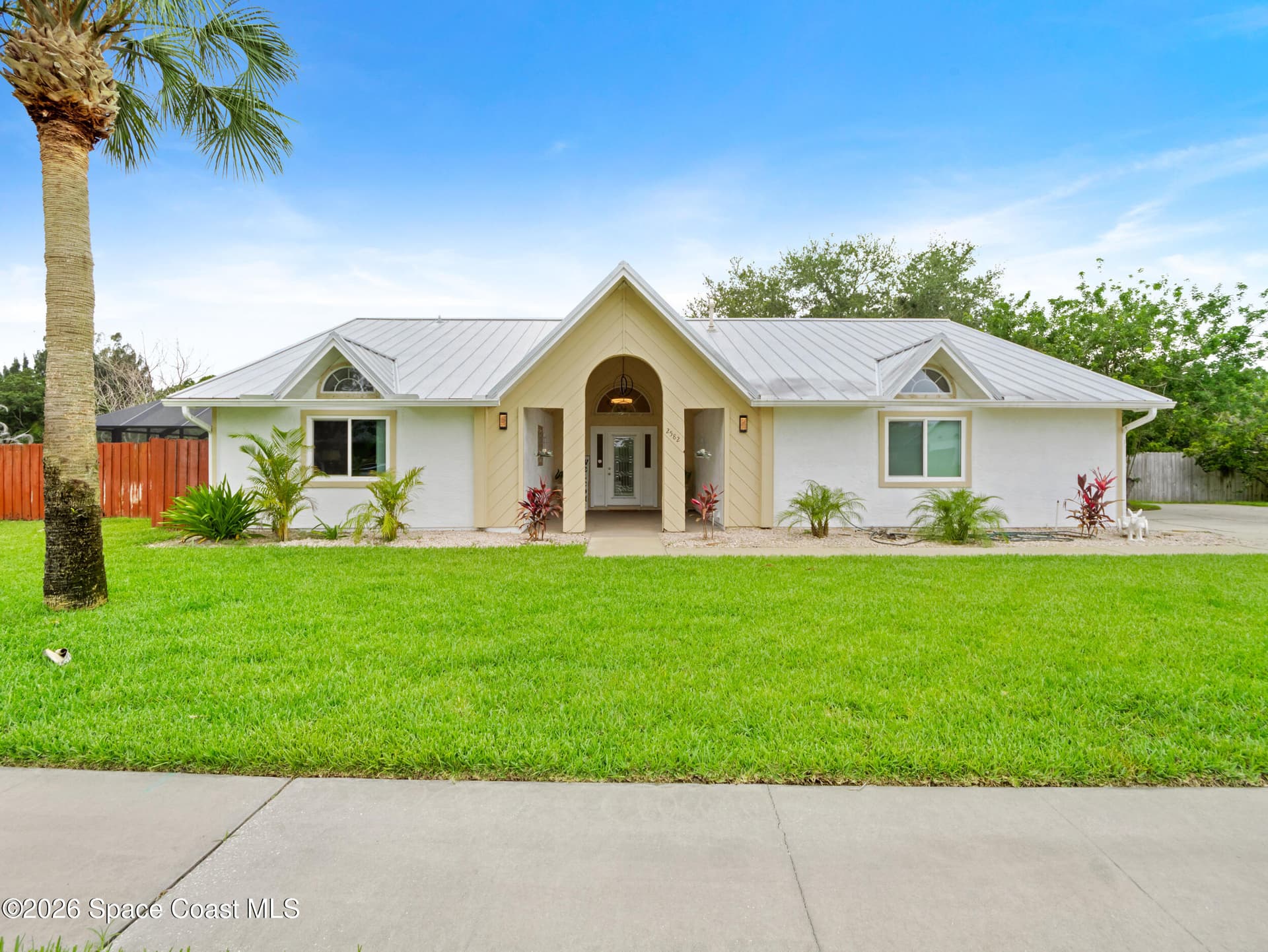 2582 Empire Avenue E photo 2