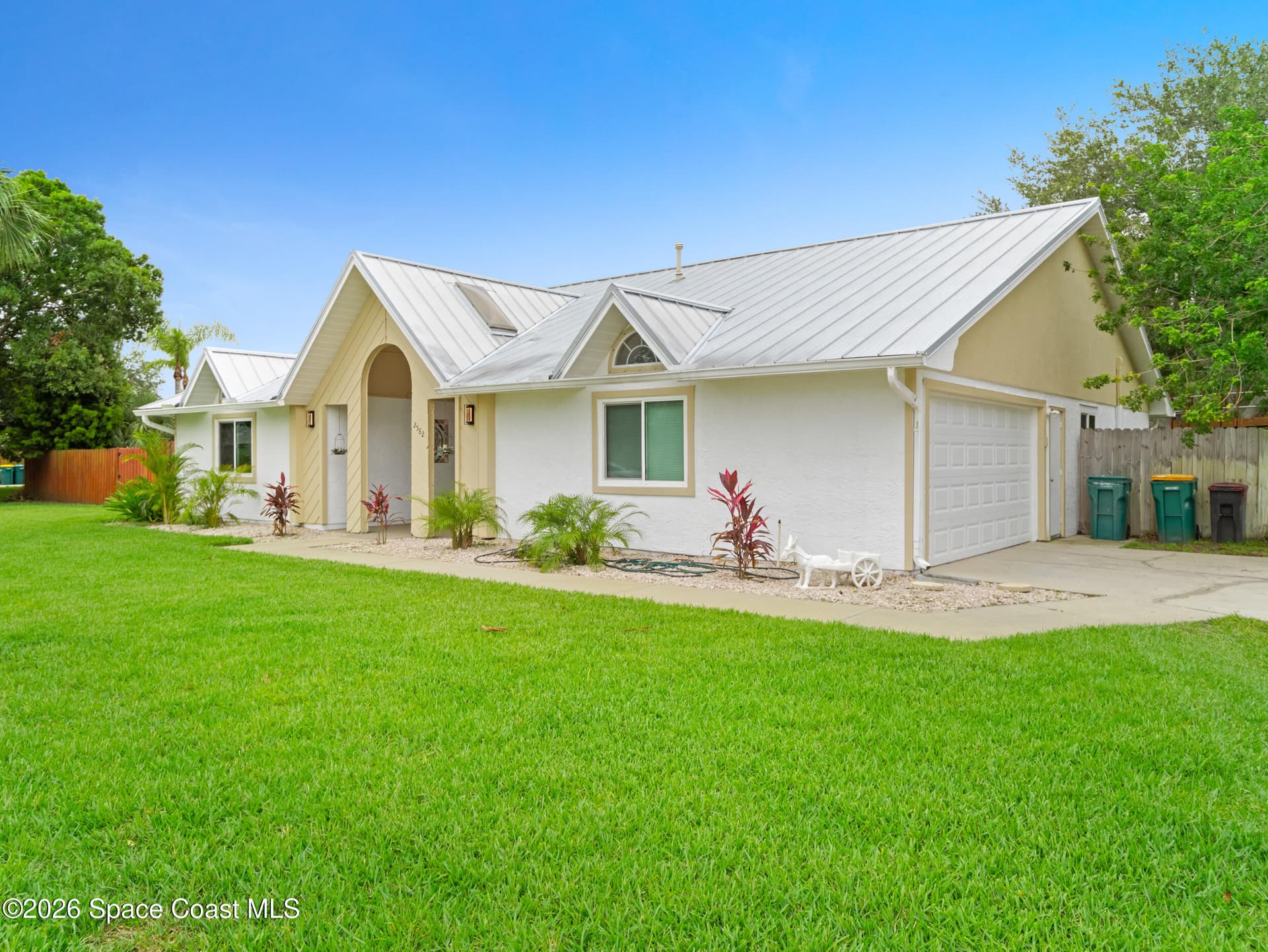 2582 Empire Avenue E photo 3