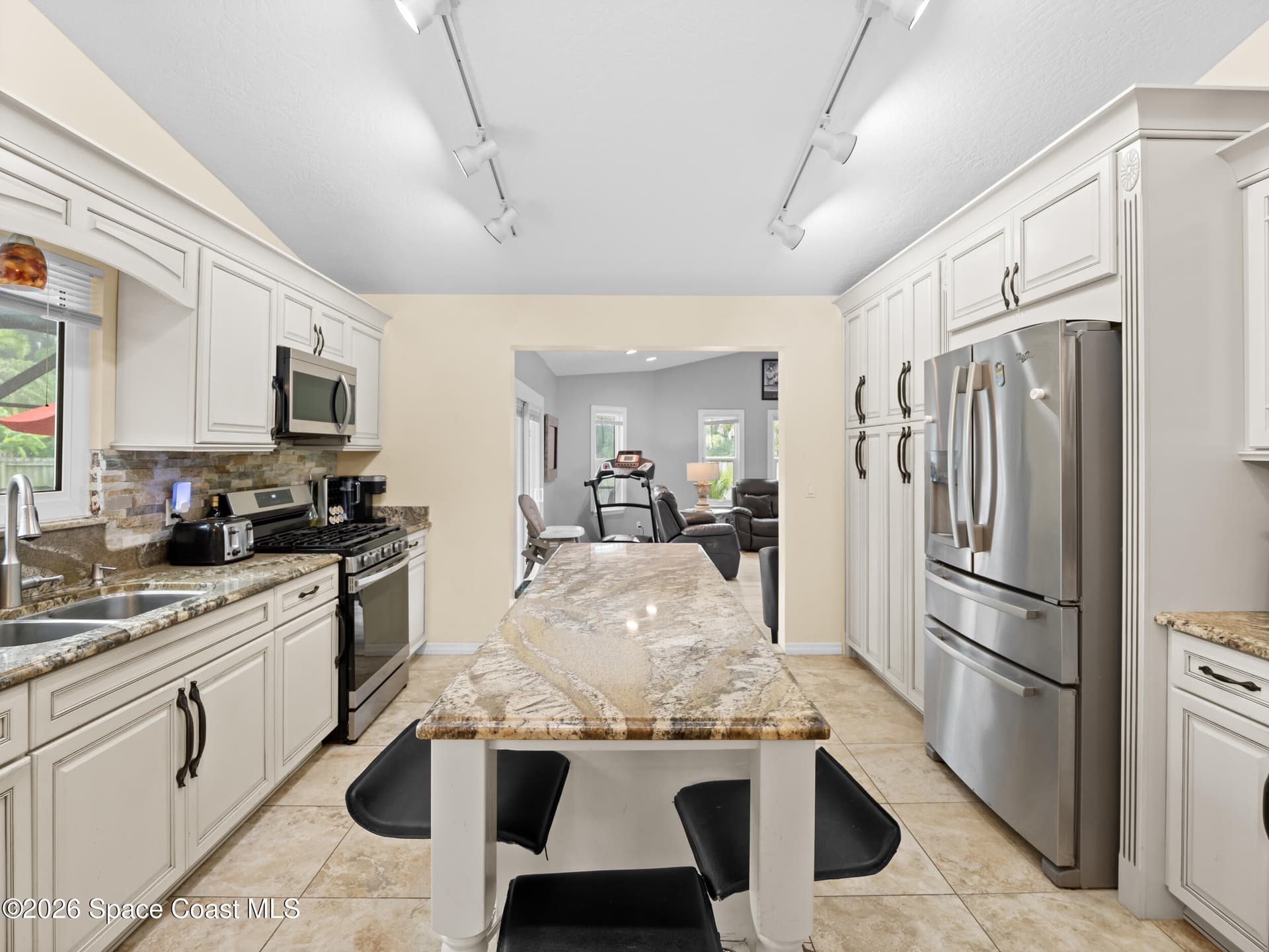 2582 Empire Avenue E photo 15