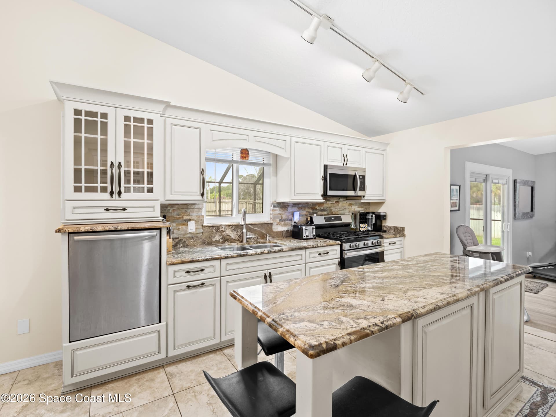 2582 Empire Avenue E photo 18