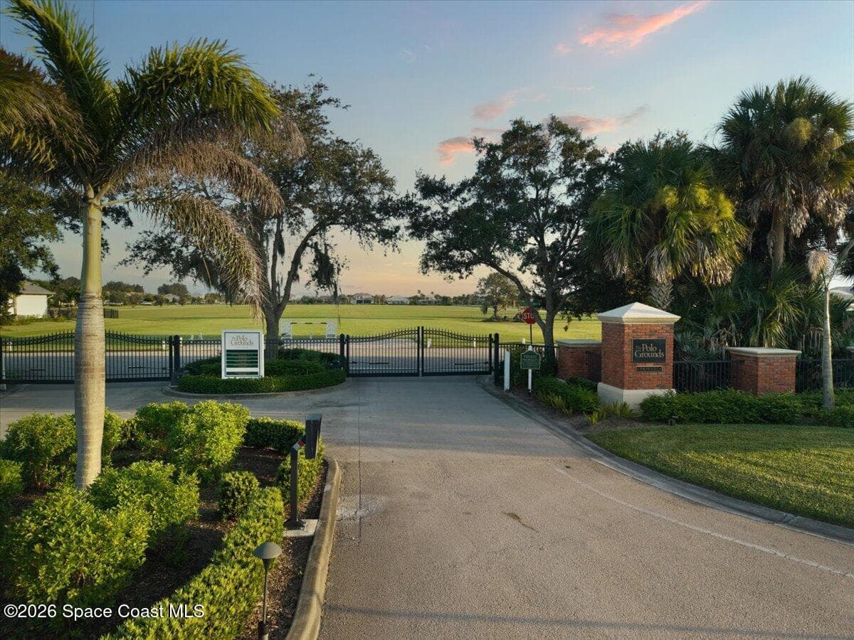 1023 W Polo Grounds Drive photo 19