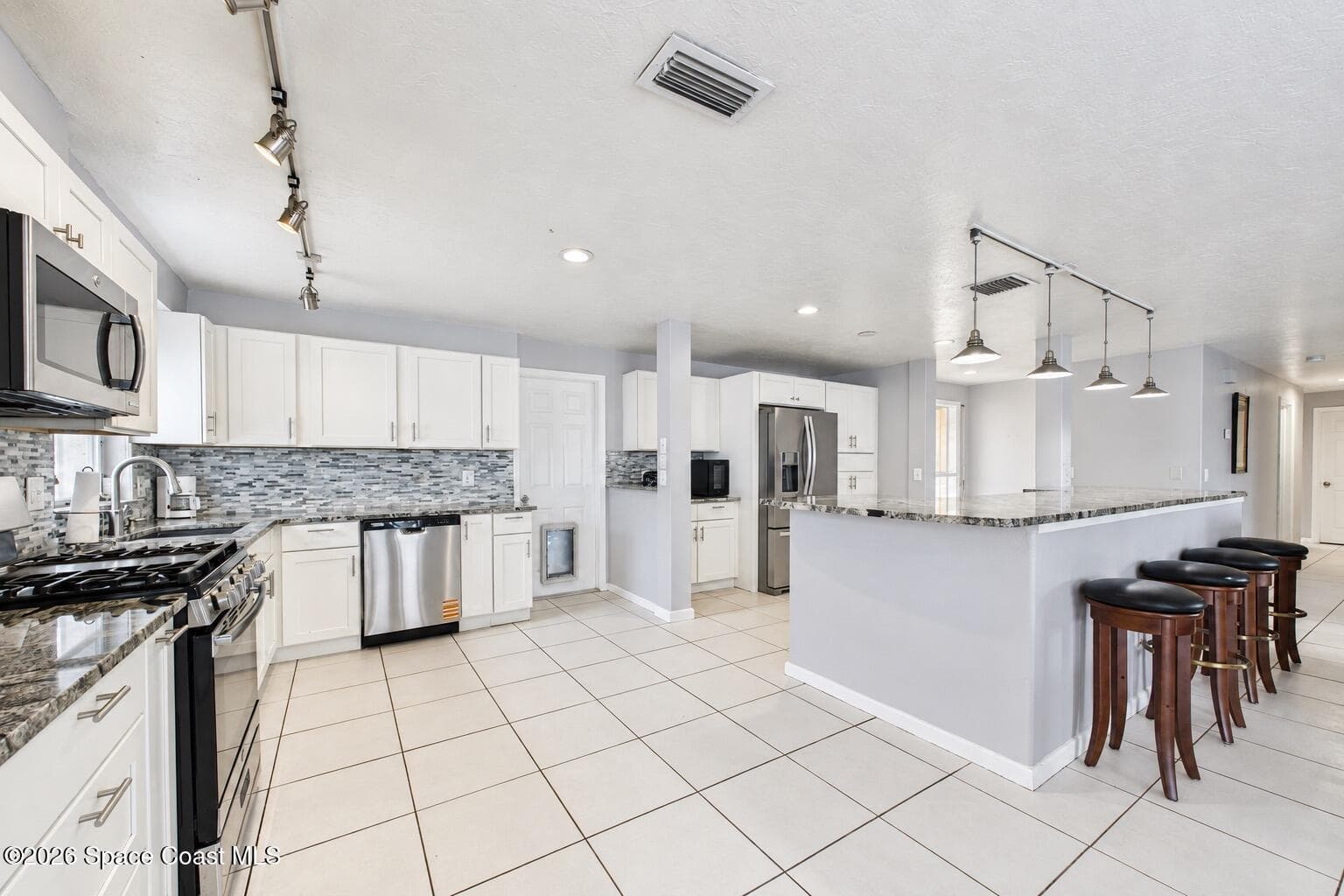 1570 Bream Street photo 8