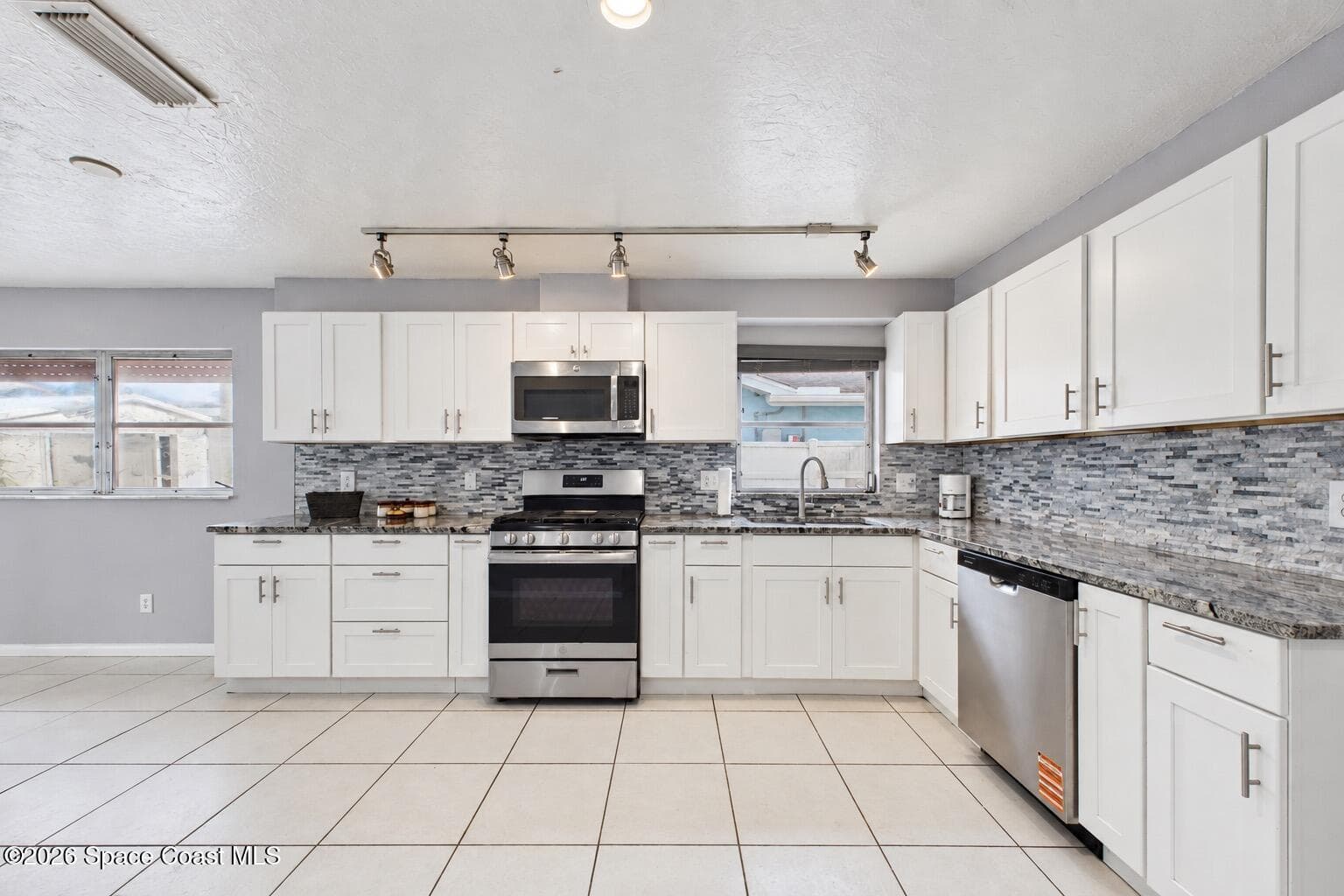 1570 Bream Street photo 13