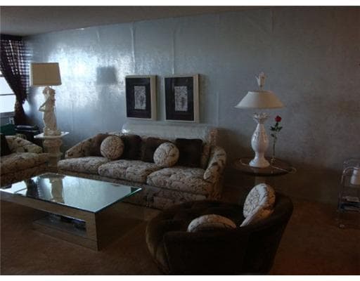 251 174 Street 1218 photo 3