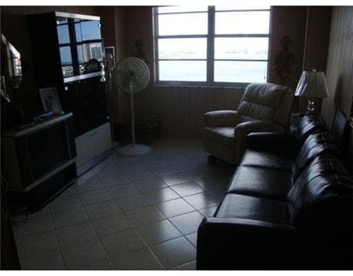 251 174 Street 1218 photo 5