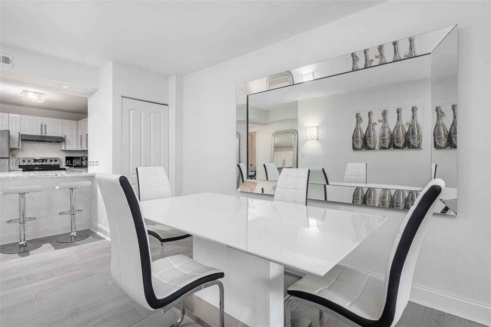 2301 Collins Ave 328 photo 4