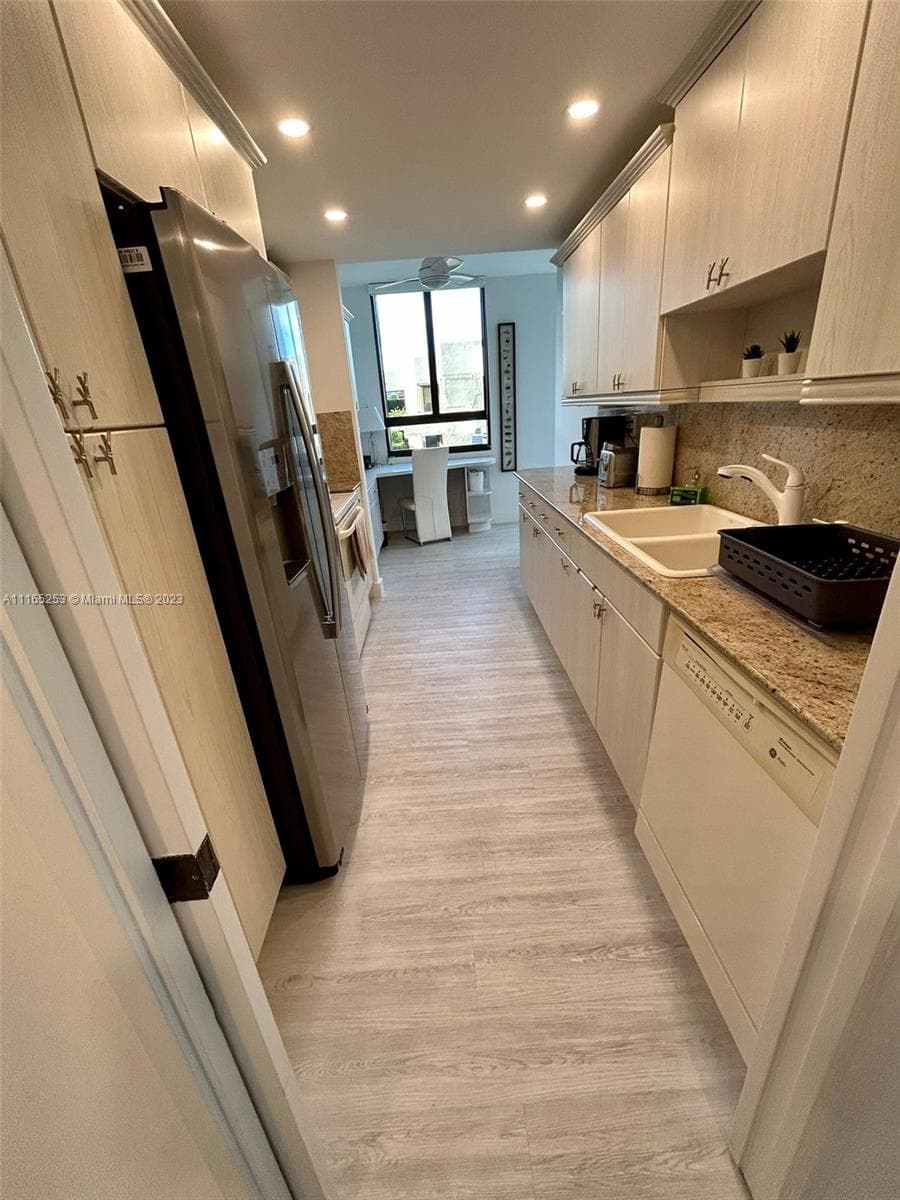 101 Crandon Blvd 473 photo 23
