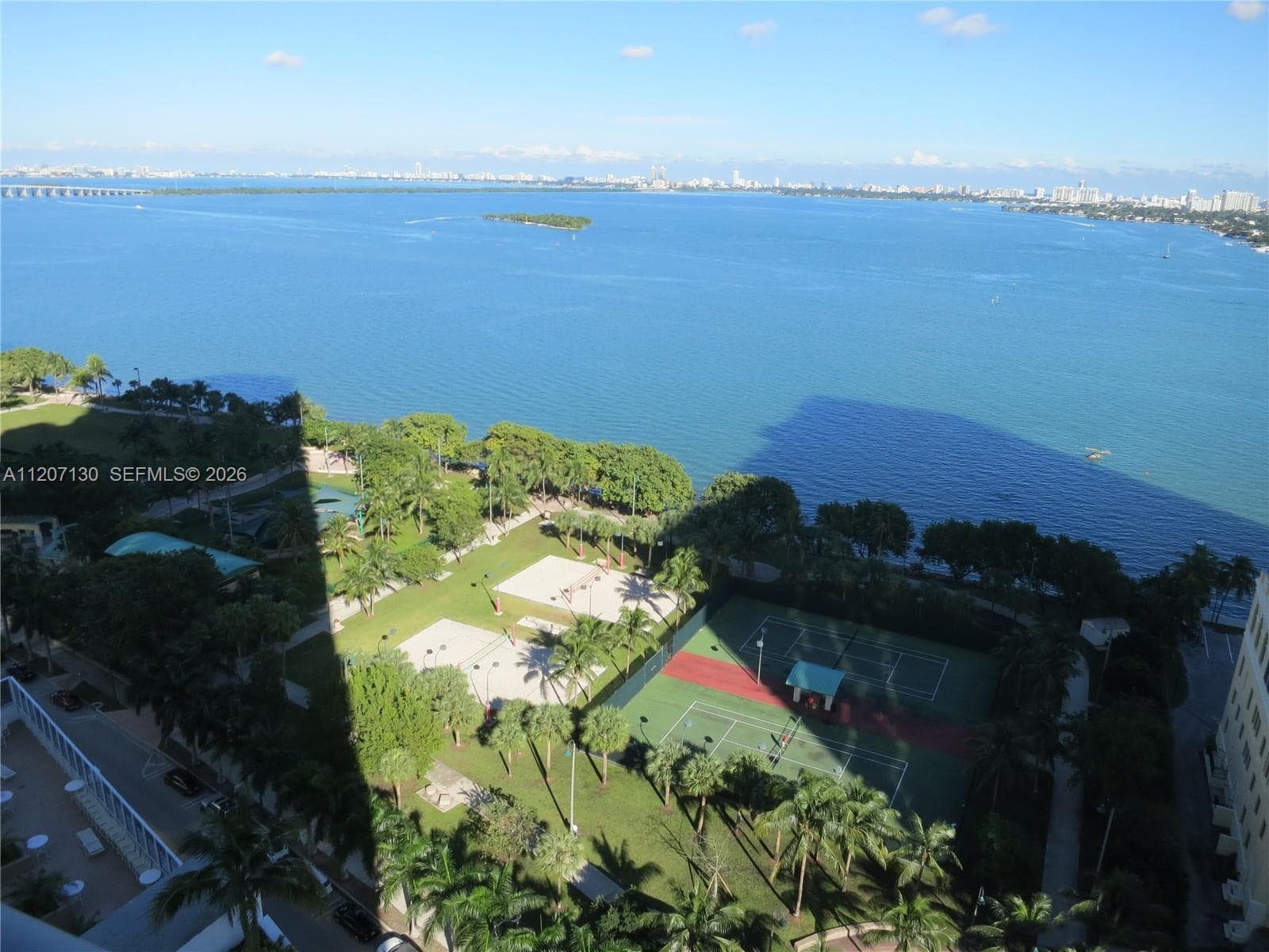 1750 N Bayshore Dr 3914 photo 2