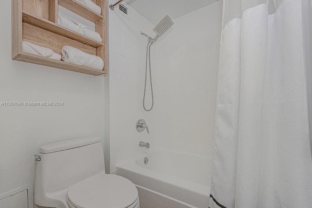 2301 Collins Ave 842 photo 17