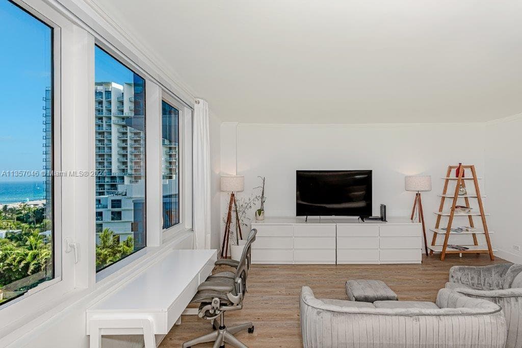 2301 Collins Ave 842 photo 3