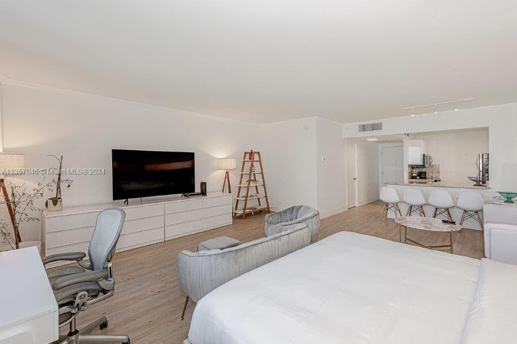 2301 Collins Ave 842 photo 11