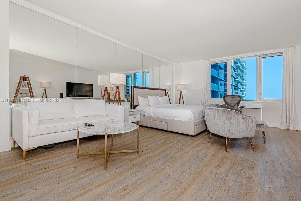 2301 Collins Ave 842 photo 4