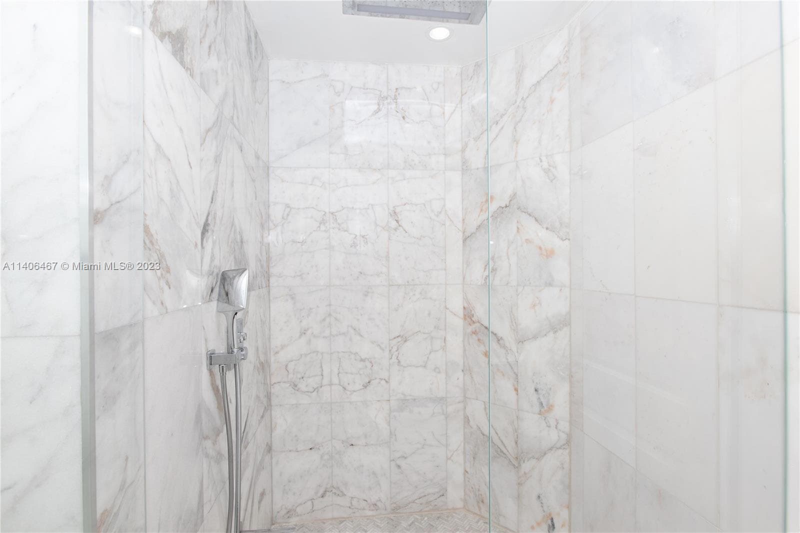 6000 Island Blvd 104 photo 19