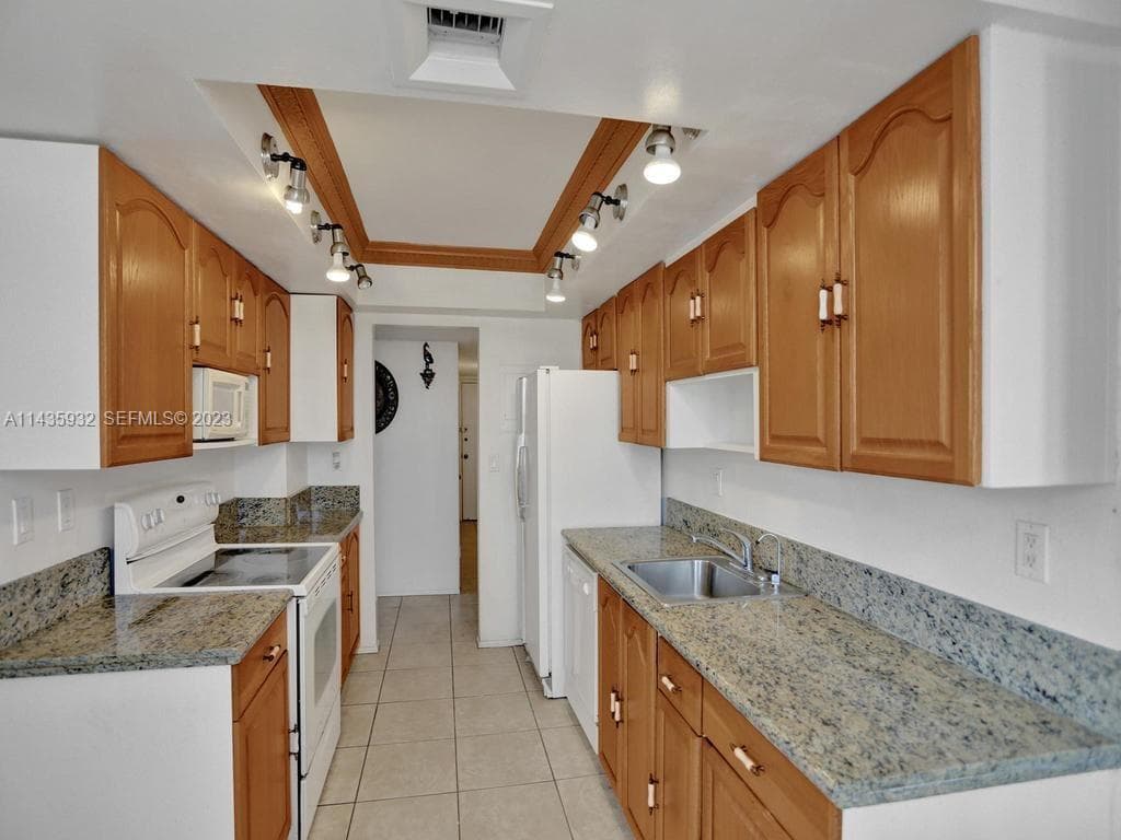 18051 Biscayne Blvd 304 photo 13